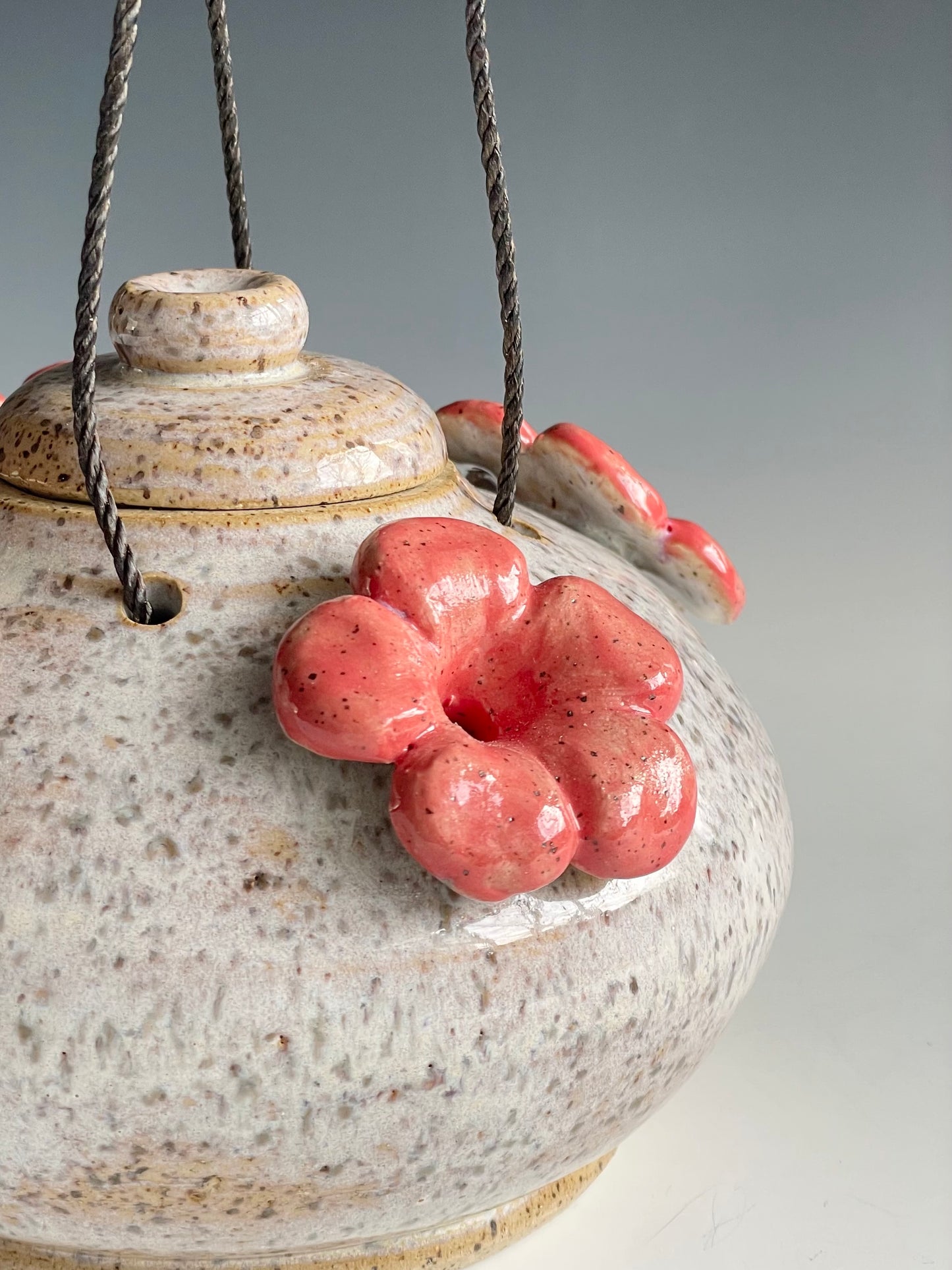 Hummingbird Feeder:  Cream with 4 pink flowers
